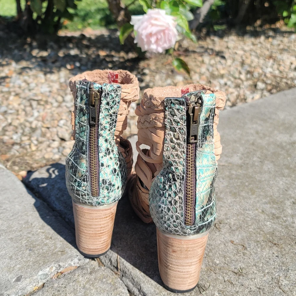 NWOT Freebird by Steven Bela Heel Booties Taupe Turquoise Snake Skin Size 9 - Picture 7 of 8